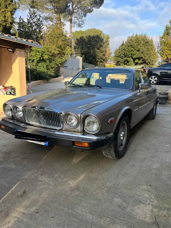 Jaguar XJV12 VANDEN PLAS